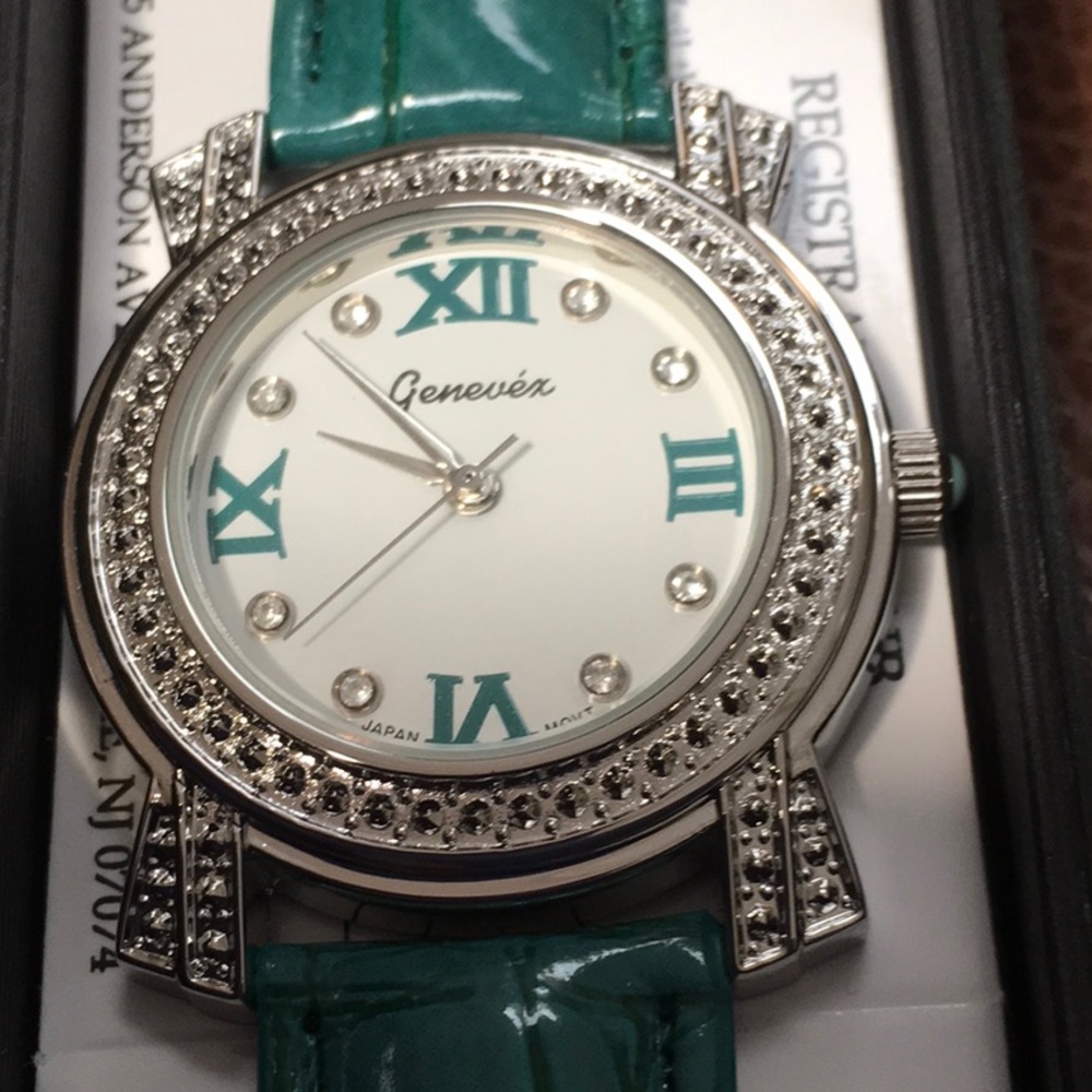 NWT,NIB,GENEVEX,GREEN LEATHER BAND WATCH.SEE PICS,Roman Numerals,Crystal face